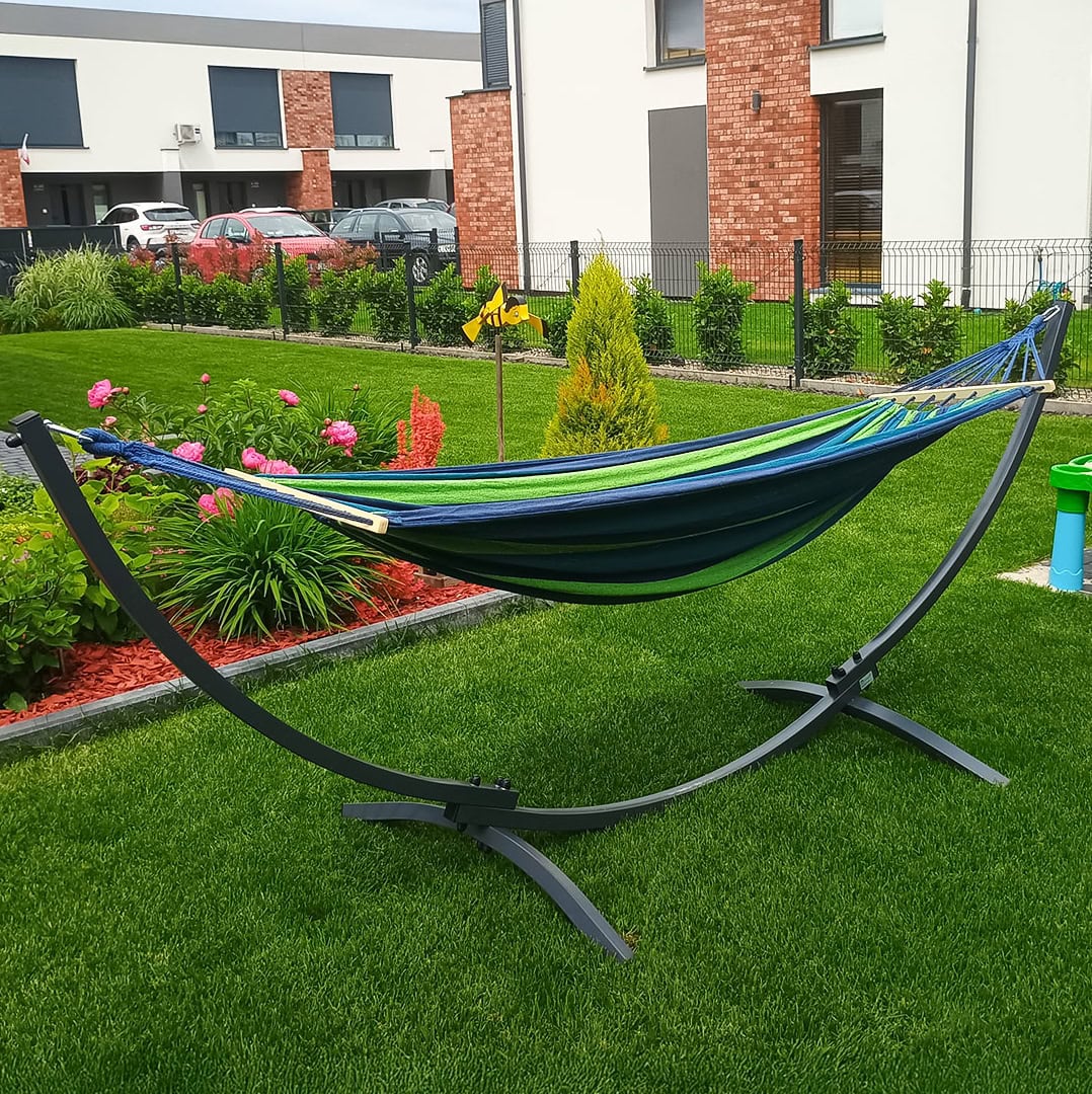 Side profile of the curved hammock stand